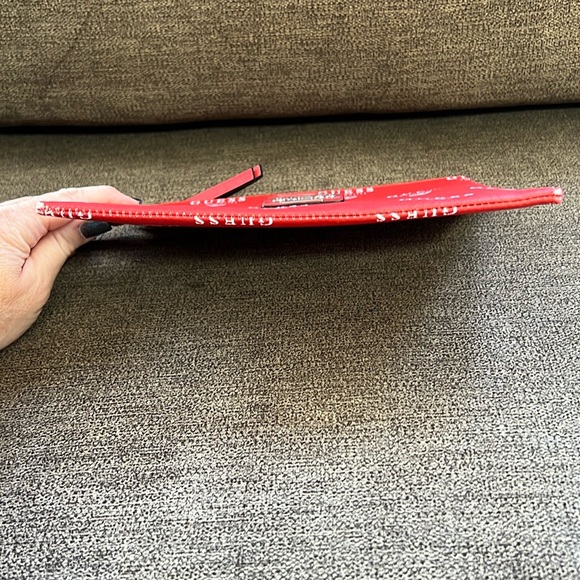 New Guess Wristlet Signature Logo in Red - Picture 12 of 16